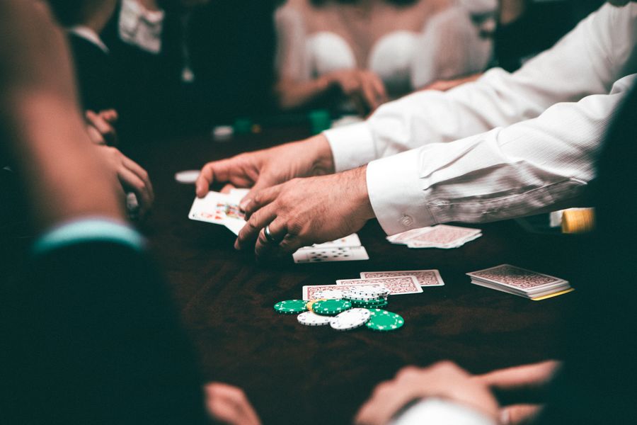 Tumpukan chip poker merah dan hitam di meja kasino