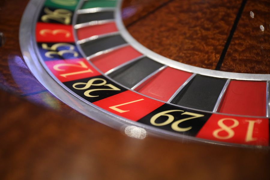 Roda roulette di meja kasino disiarkan langsung oleh dealer profesional