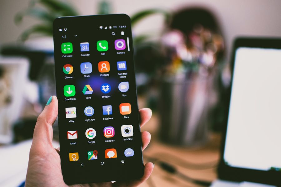 Pengguna menonton layar ponsel pintar