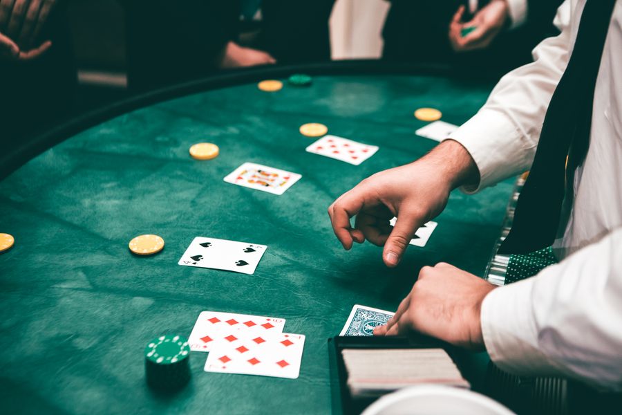 Pemain poker mengamati kartu di meja permainan